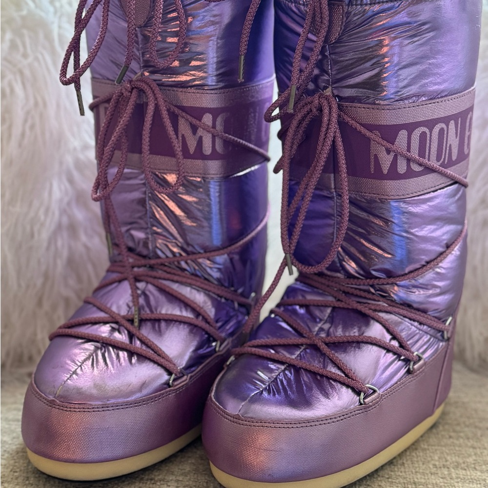 Metallic Moon Boots Size: 3.,4, 5